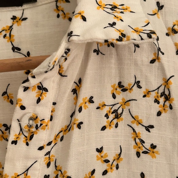 Small MINKPINK Linen Floral Button Up Blouse - Picture 2 of 6